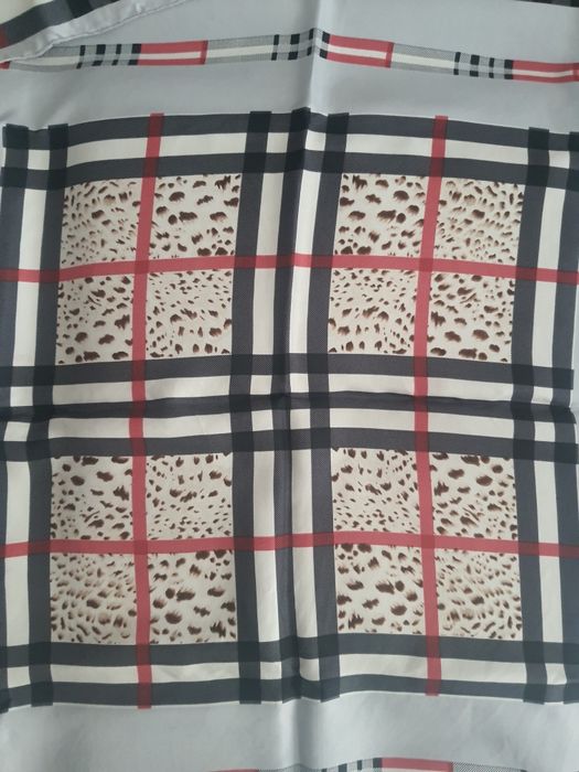 Burberry копринен шал