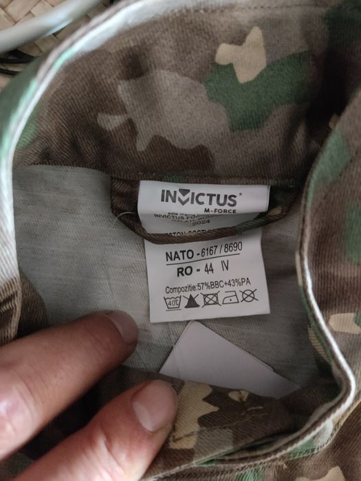 Vând uniformă militară