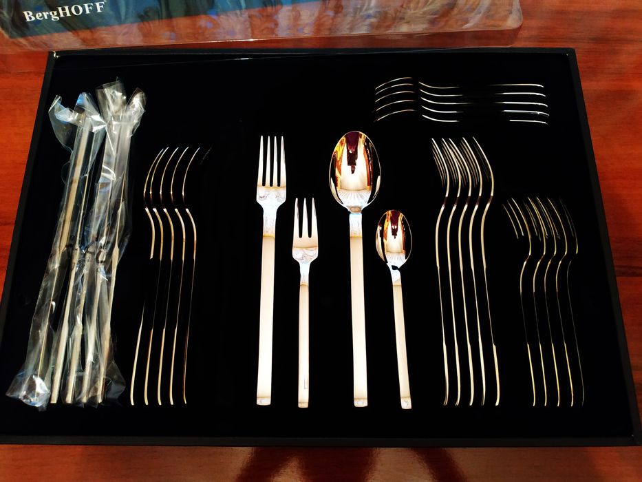 Набор столовых приборов "BergHoff". Подарочный. Новый