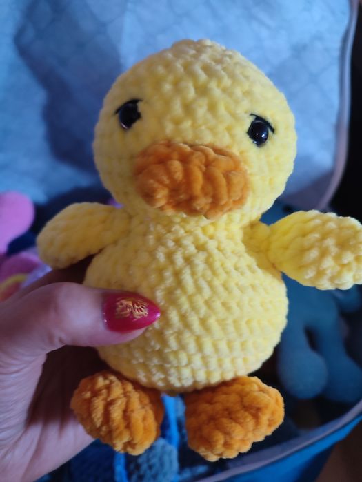 Плюшени играчки за малко дете.Плетени играчки