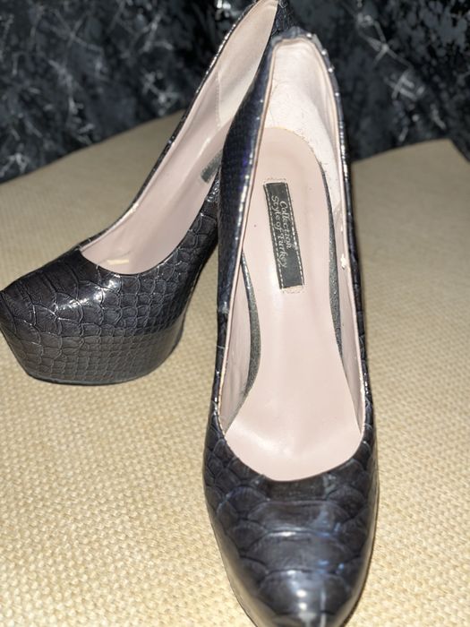 Продам за 2500 обувь в нормальном состоянии