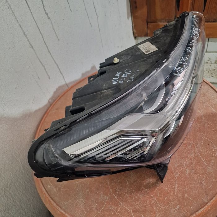 Volvo XC 40  2019 десен фар