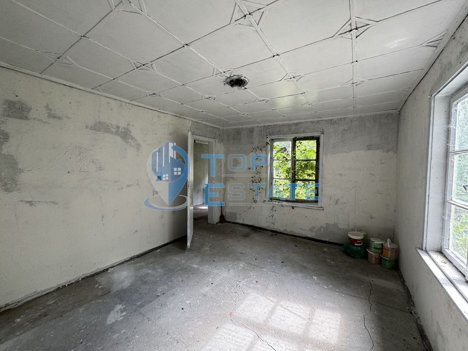 Двуетажна тухлена къща в с. Шарани, област Габрово.