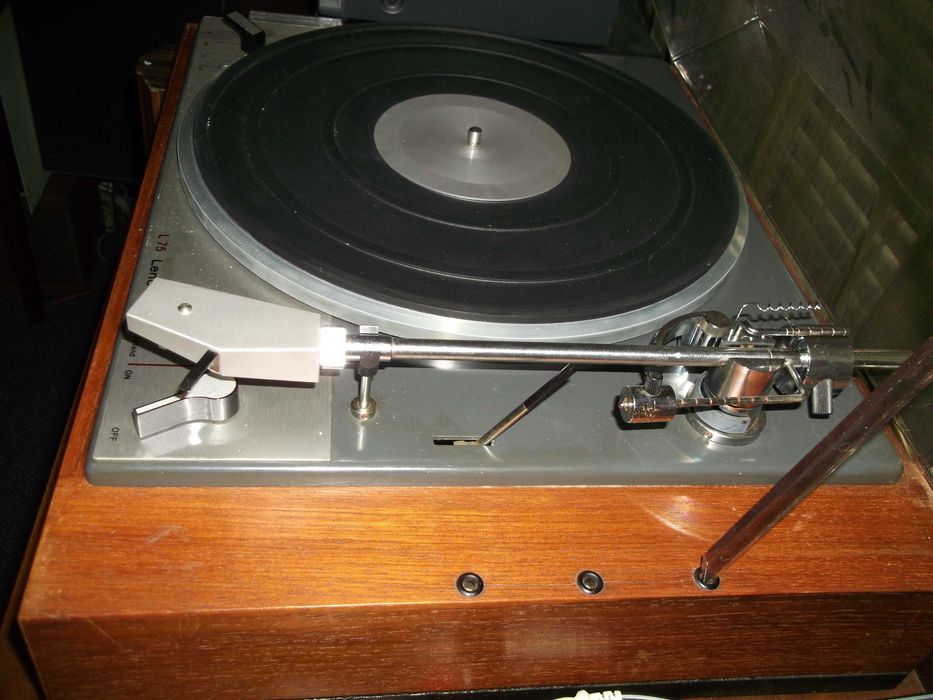 Продавам грамофон Lenco L75