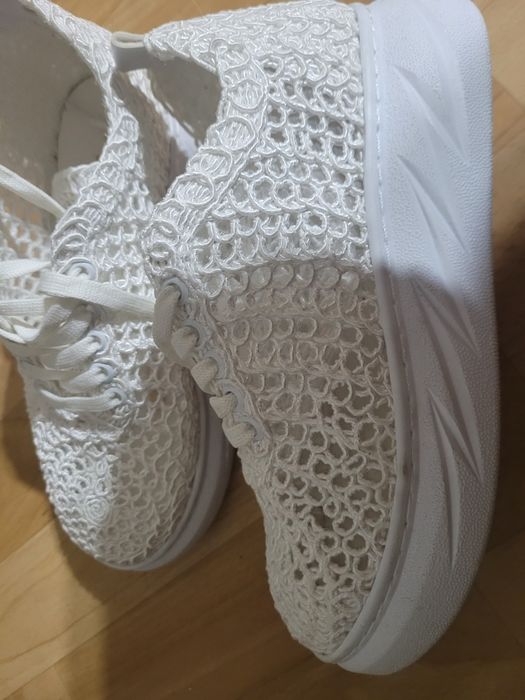 Бели спортни дамски обувки