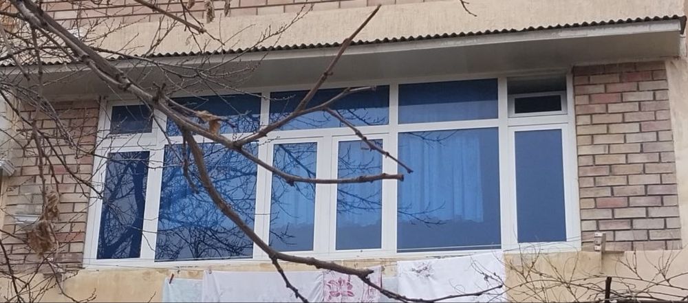 Akfa rom b/u sifa yaxshi razmeri 1.70-4.25 alyumin oynalari koʻk