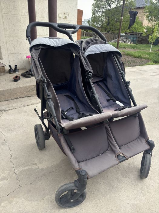 продается детская коляска для двух б/у