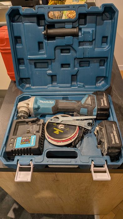 Акумулаторен ъглошлайф (флекс) Makita (125 мм) с дискове