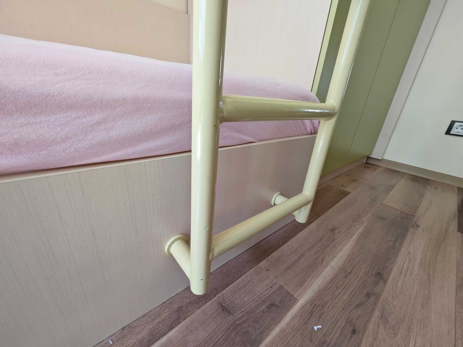 ДЕТСКА СЕКЦИЯ - две легла 90/195 и гардероб 104/130/84