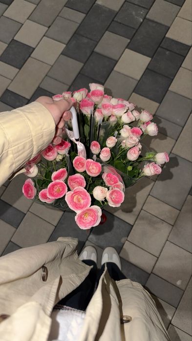 Цветы свежие в зонтике