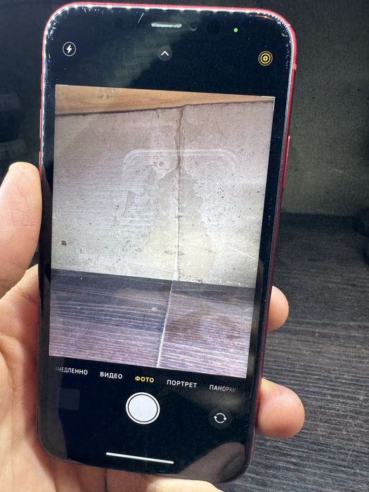 iPhone XR, красный.