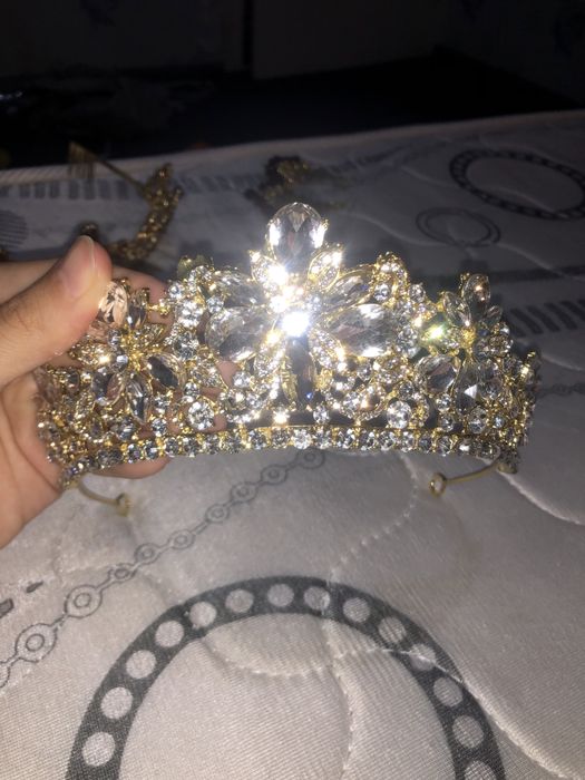 Yangi taqilmagan 2 ta karona, bitta tillaqosh va zirak.