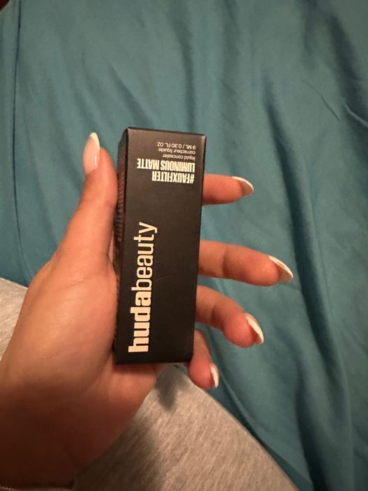 Коректор на hudabeauty