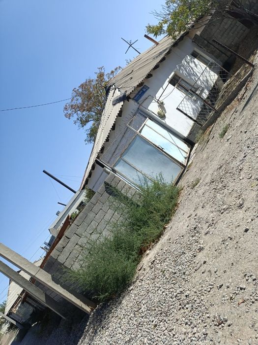 Үй сатылады. Туркестан жолдың асты.