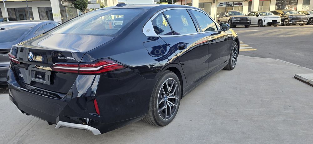 BMW i5 eDrive35L M packed
