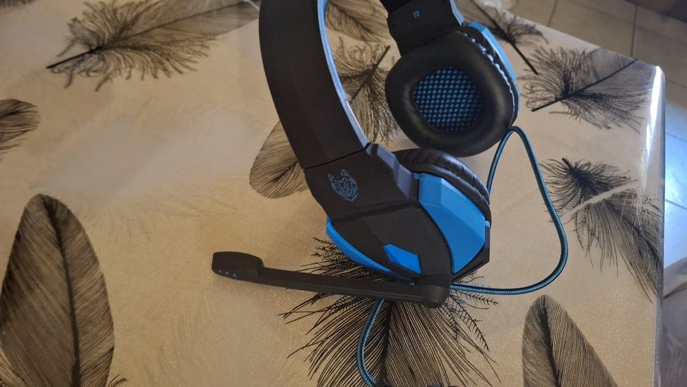 Cască albastră cu microfon și fir (nou)!