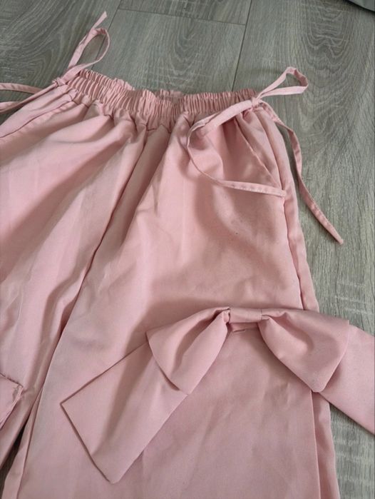 Pantaloni cu fundițe