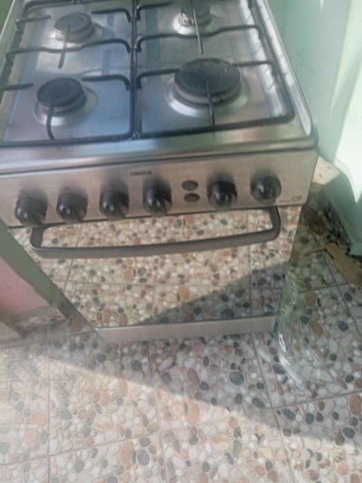 Vând aragaz Zanussi inox