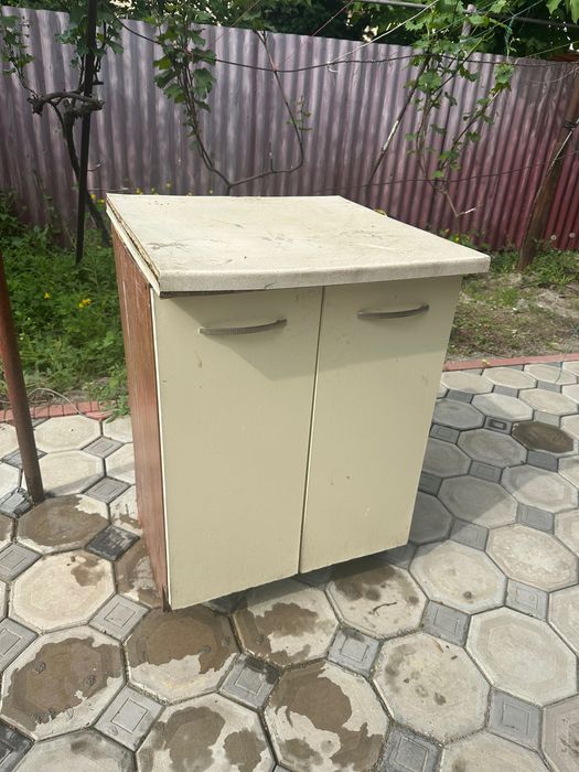 Шкаф с ручками и дверцой