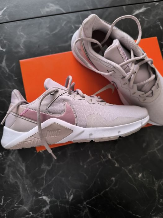 Nike legend essential 2 дамски чисто нови