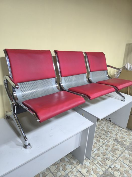 Офисные скамьи красного цвета