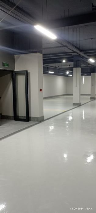 Выполняем работы по покраске стен, потолков.
