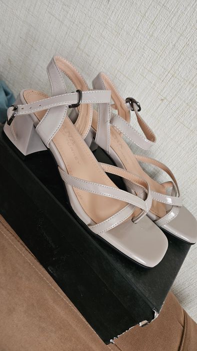 Продам босоножки новые