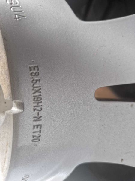 Audi Q8 R19/4M8 нови летни гуми с оригин. джанти
и датчици 265/55/R19