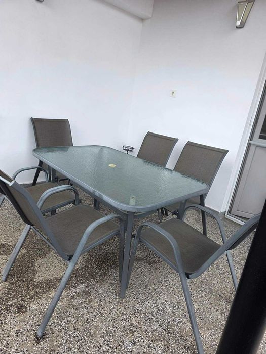 Маса със столове