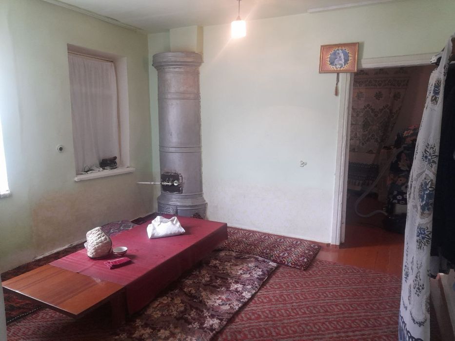 Uy Sotiladi 
Termiz shahrida xokimiyat dachasi protifida ichkarida
Gaz