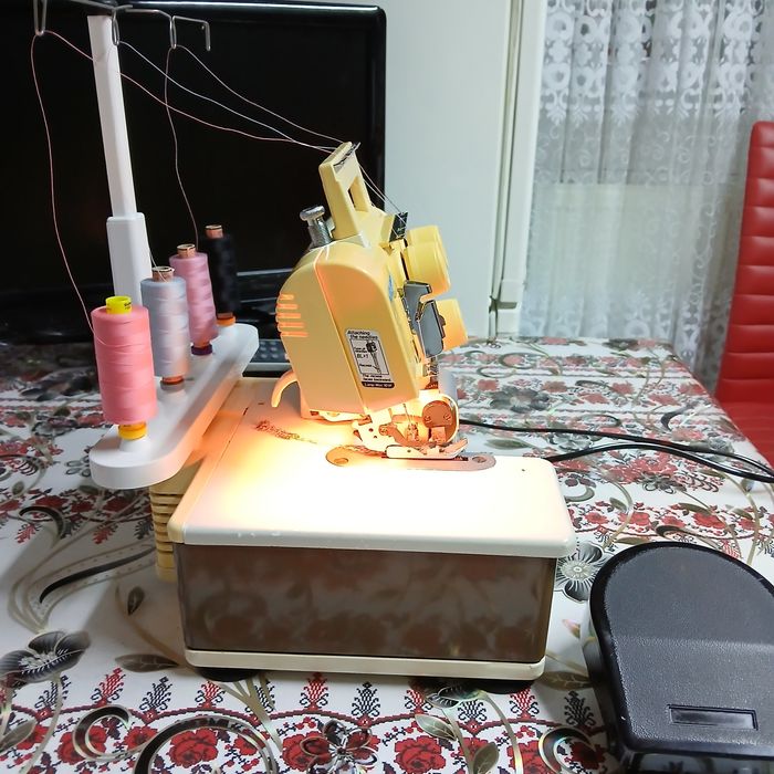 Masina de surfilat cu 2 ace 4 fire JUKI