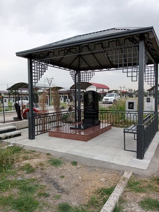 Памятники из чёрного гранита и местный мрамора