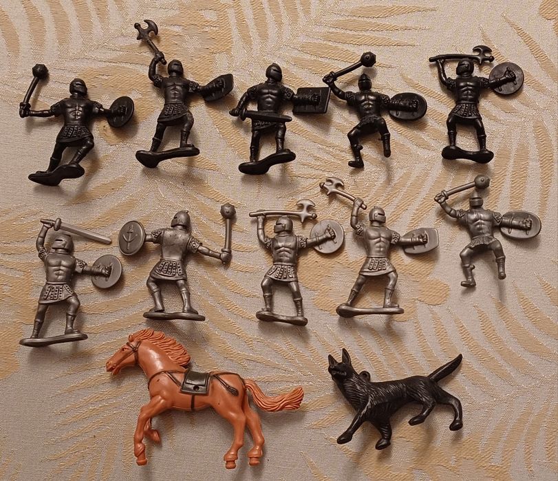 Lot Kinder vechi 51 figurine 3 soldati 5 masinute Eroi Pijamale Batman