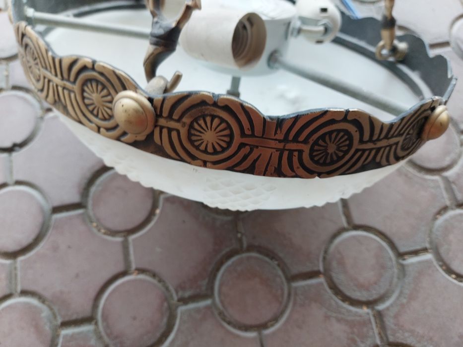 Люстра хорошая .