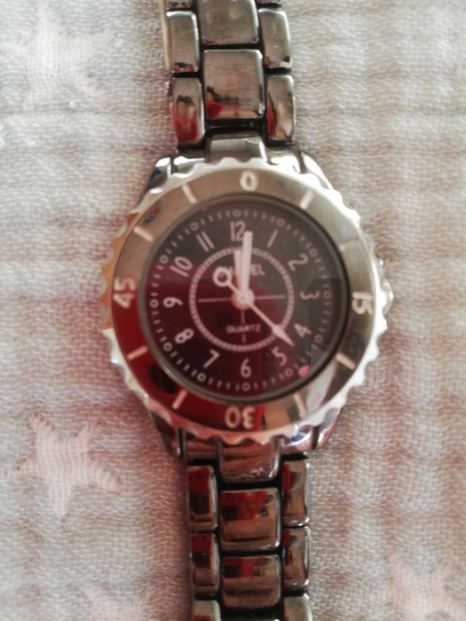 Продаются женские часы.