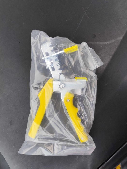 Vând clipsuri , pene, distanțier autonivelant  gresie , Clește metalic