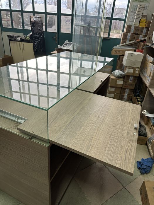 Мебели за магазин