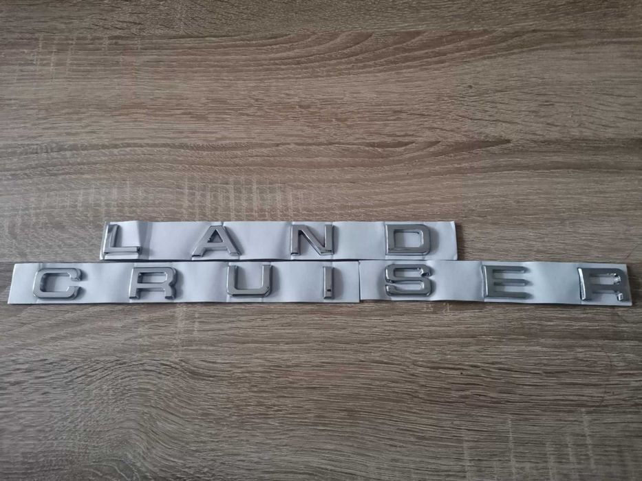 Toyota Land Cruiser сребрист надпис лого
