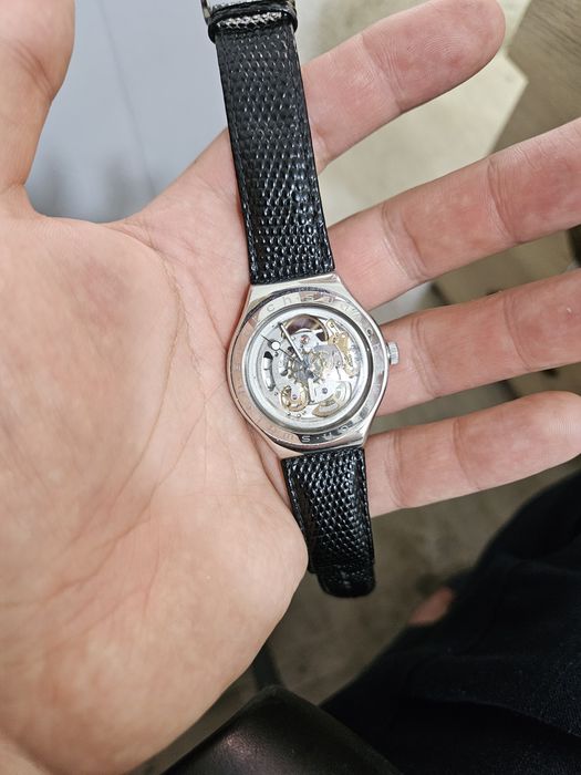 Оригинал швейцарские часы swatch  в хорошем состоянии