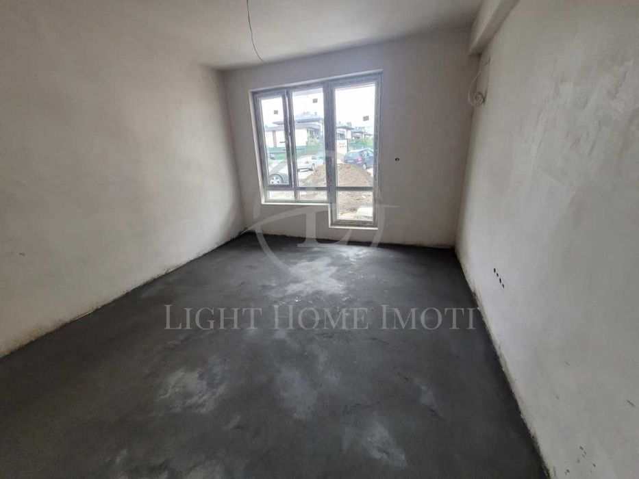 Реф. 2725 Тристаен Просторен Апартамент с Двор