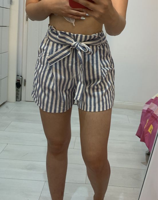 Pantaloni scurti cu dungi 50 de lei