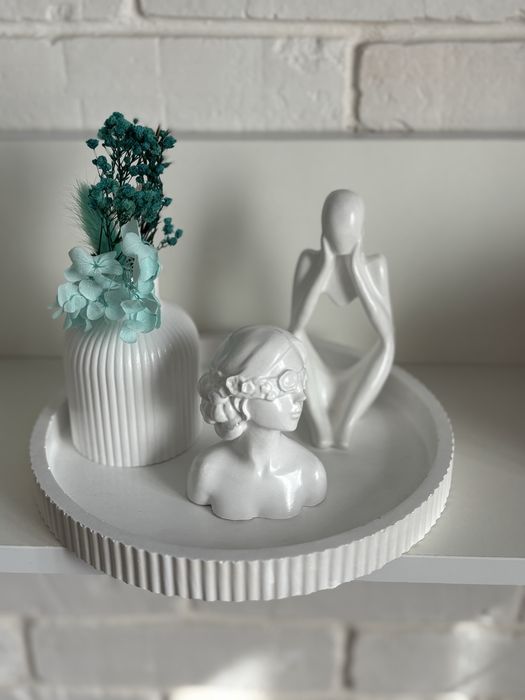 Ваза,статуэтки,поднос.