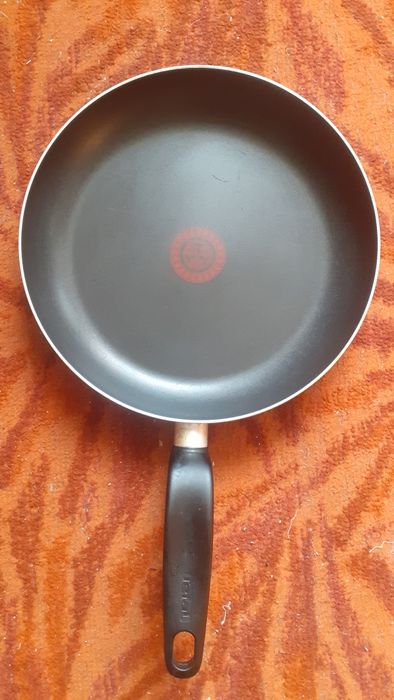 Продам сковороду Tefal