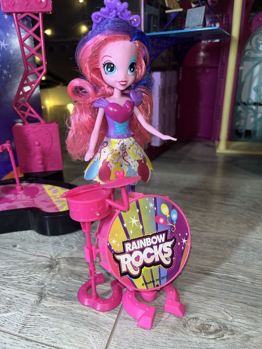 Радужная Сцена Rainbow Rock