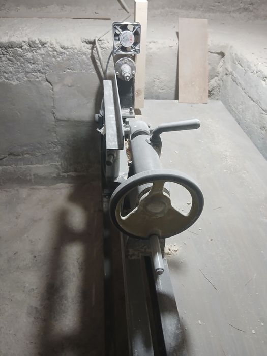 Токарный станок для обработки дерева