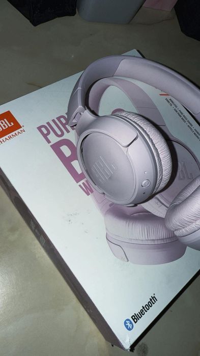 Casti JBL  folosite o data cand le am facut proba in magzin