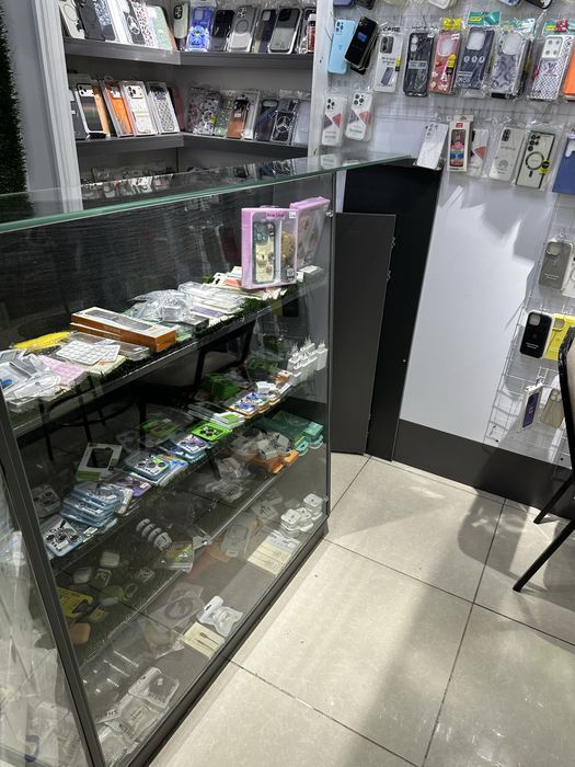 Vitrina telfon aksesuar sotilgan