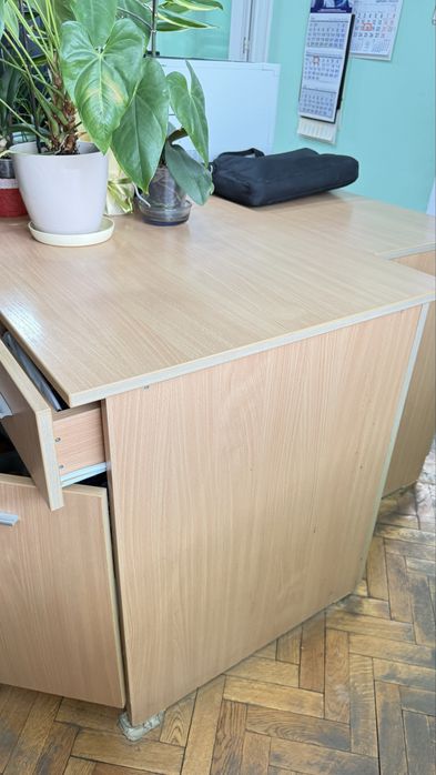 Работни бюра плюс шкаф за документи