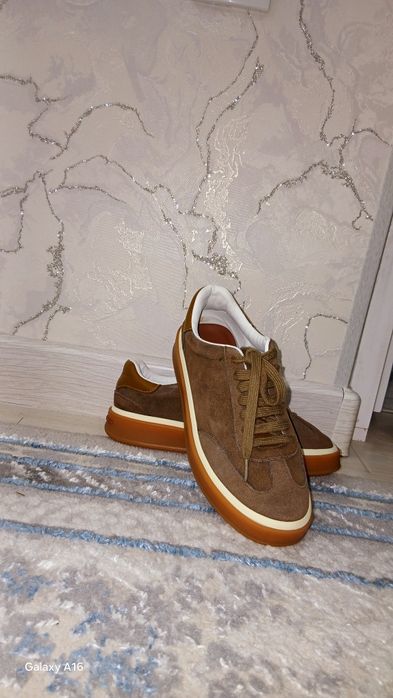 Krasovka. Lora piana krasovkasi. Rangi zaytun ranggi kabi.