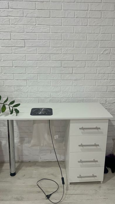 маникюрный стол со встроенной вытяжкой